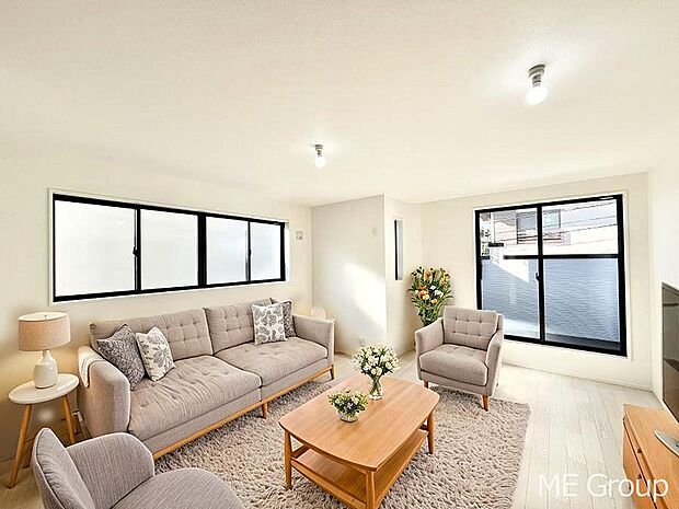 ご家族の賑やかな話し声で包まれる明るいリビング  ※家具はCGです