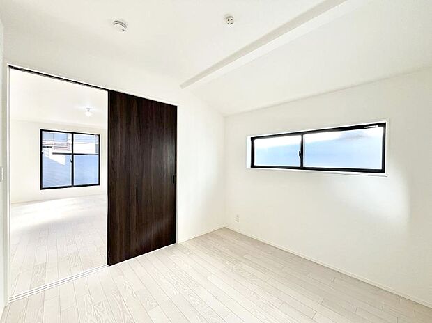 リビング横の洋室は引き戸を開ければリビングと一体に。閉じれば独立した洋室に。