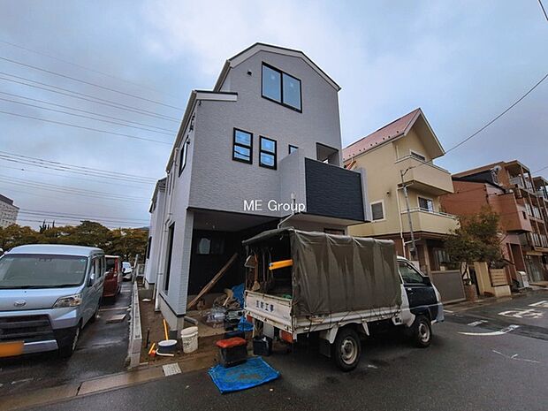 ◆1号棟◆~Exterior~ 堂々たる趣ながら、主張し過ぎずどこか余裕を感じさせるシャープなフォルムで佇む邸宅は、晴天の空と照らし合わせる事で、本来あるべき完成形の姿を見せてくれます。