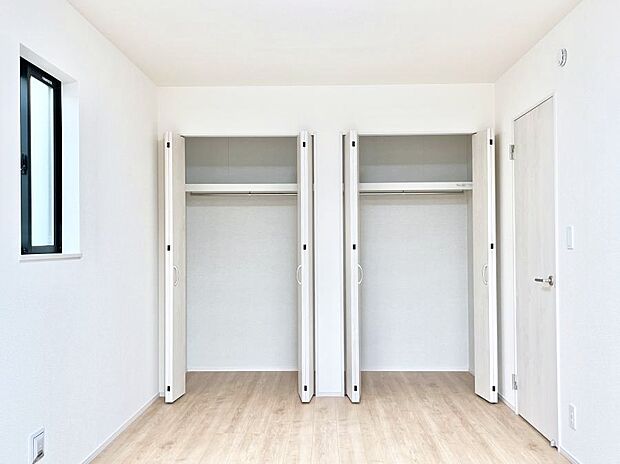 ~Closet~ 壁面クローゼットがあればタンスを置く必要がなく、出っ張りのないスッキリ空間を維持できます。限られたスペースを有効に活用できそう。季節の衣類や趣味の品などたっぷり収納出来ますね♪
