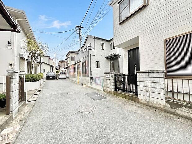 ～Exterior～　前面道路：南西 4.5m 私道　前面道路は閑静な住宅地をはしる車通りの少ない道路。駐車の出し入れもらくらくです！ご不明点・現地見学のご希望は、お気軽にお問い合わせください！