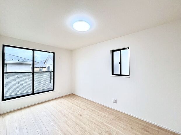 ～Bed Room～　2面採光を確保した明るい室内は、風通しも良く、大変居心地の良い空間となっております。爽やかな風を感じて起きる朝は、快適生活の始まりに！日当たりや通風がとても良い住まい♪