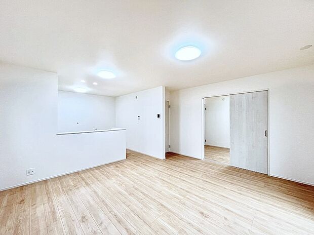 ～Living～　家族の食事や団らんのほか、子どもを遊ばせたり、友人を招いたりするLDKは住まいの中心。長時間過ごす場所だから、その空間は住まい全体の居心地を左右します。