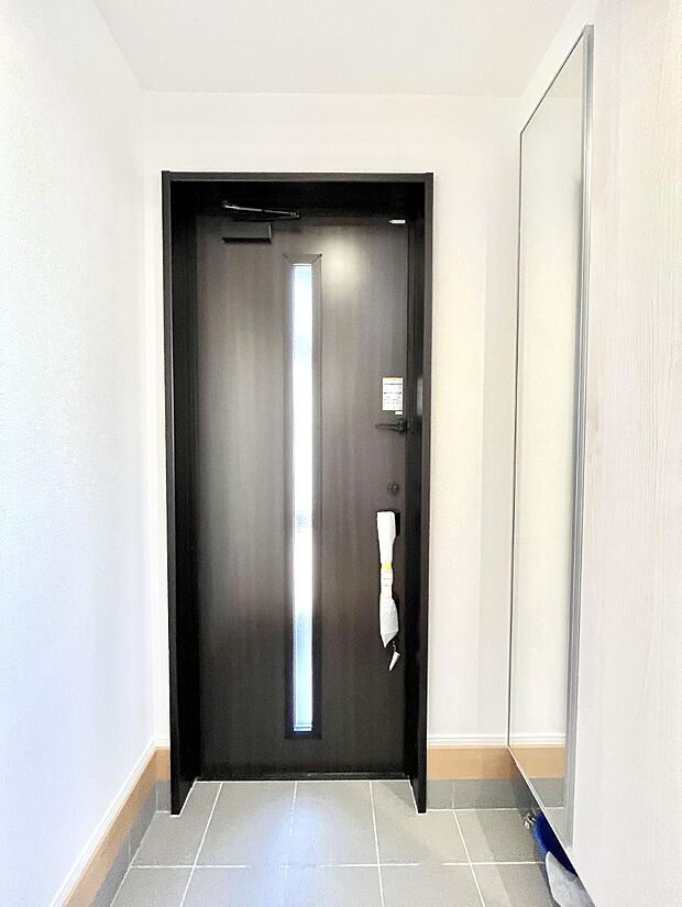 ◆1号棟◆〜Entrance〜　玄関は家の顔といわれますが我が家のセンスをさりげなく感じさせる魅力ある玄関造りも楽しみの一つ。帰宅する度に家族がほっとできる心地よい空間造りも大切ですね♪