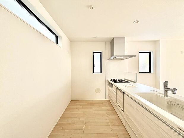 ◆1号棟◆〜Kitchen〜　自然光が入る窓のあるキッチン☆毎日使う場所だからこそ、使い勝手を考慮しました。ゆったりとしたキッチンコーナーは質感豊かな仕上がりとなっております。