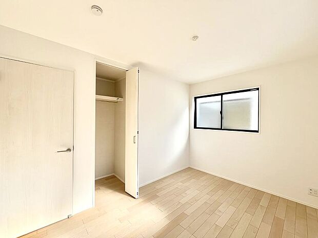 ◆1号棟◆〜Bed Room〜  全居室には収納クローゼットを完備！普段使いのお洋服や小物はもちろん、季節物のお洋服などもしっかりと整理整頓おしまい頂けます。  居室空間を広く使用できますね。