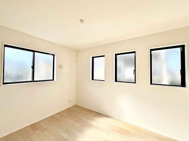 ◆1号棟◆〜Bed Room〜　木の温もりがやさしいフローリングは安らぎをもたらすプライベート空間。明るめのフローリングですので、壁紙ともマッチし、お部屋を更に広く見せてくれる効果も。