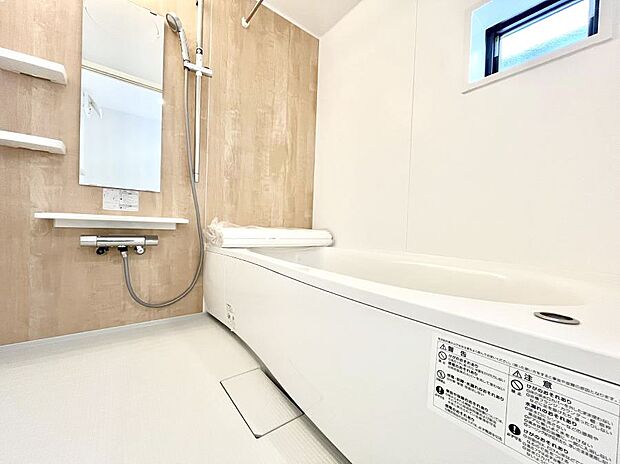 ◆1号棟◆〜Bath Room〜　窓付きのバスルームは、採光もあり明るく気持ちの良い空間です。窓があることで、換気環境も良好。ゆったり寛げるバスルームで、毎日のバスタイムが楽しみになりそうです。