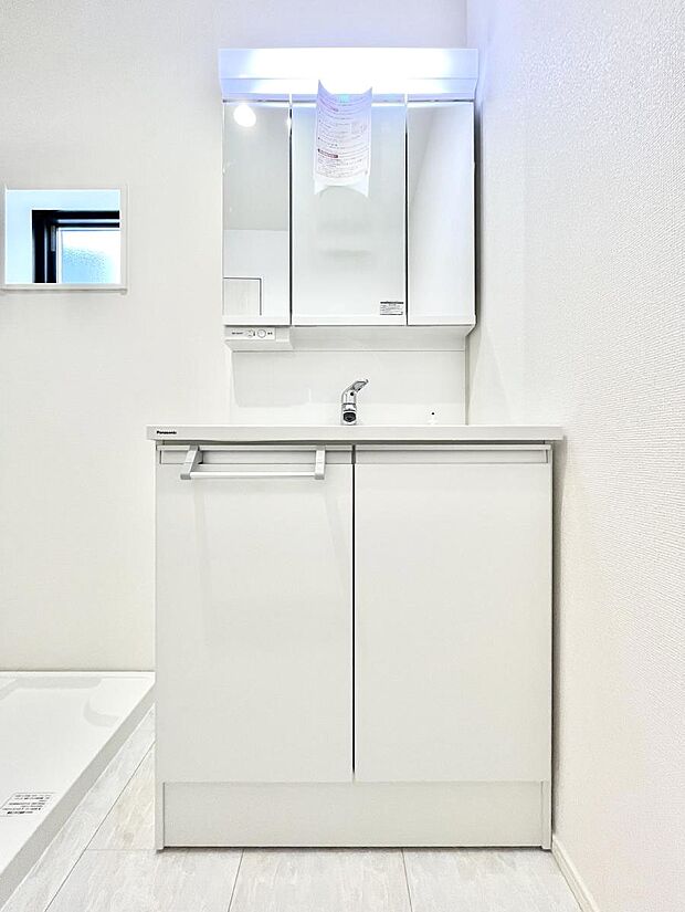 ◆1号棟◆〜Dressing Room〜　暗くなりがちな洗面所も窓があると採光と換気が可能なので気持ちよくお使い頂けます。三面鏡タイプの洗面台は鏡裏収納で散らかりがちな洗面所もスッキリ♪