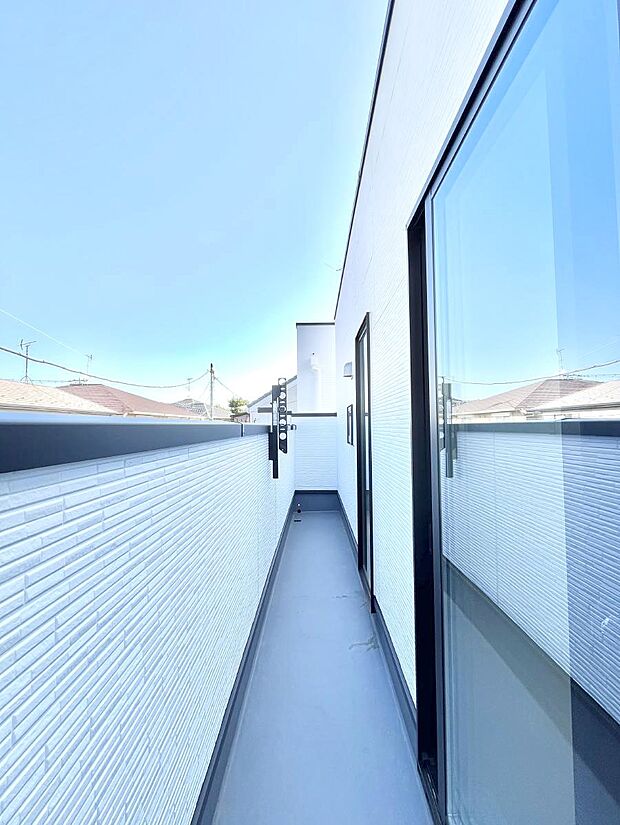 ◆1号棟◆〜Balcony〜  バルコニーは温かい陽がさしこみ、お布団や洗濯物を気持ちよく干すことができます。  使いやすく開放的なバルコニーです♪陽ざしがたっぷり降り注ぐ、バルコニー付き住まい。  