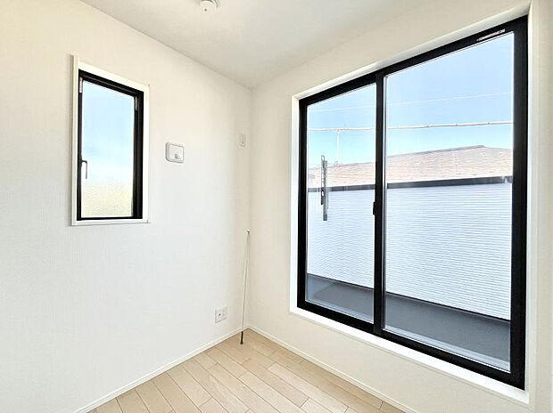 ◆1号棟◆〜Bed Room〜　2面採光を確保した明るい室内は、風通しも良く、大変居心地の良い空間となっております。爽やかな風を感じて起きる朝は、快適生活の始まりに！日当たりや通風がとても良い住まい♪