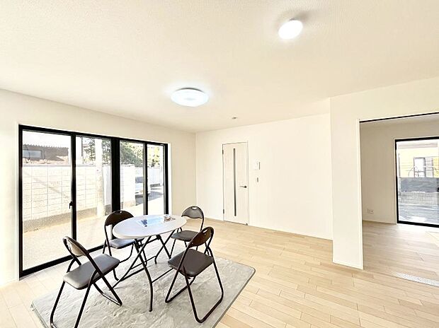 ◆1号棟◆〜Living〜　ここにはみんなが集い、食事と楽しい会話が始まる。話に夢中になりすぎて、ついつい時を忘れ夜半過ぎになってしまう。そんな束の間の幸せを感じさせてくれる場所でありたい。