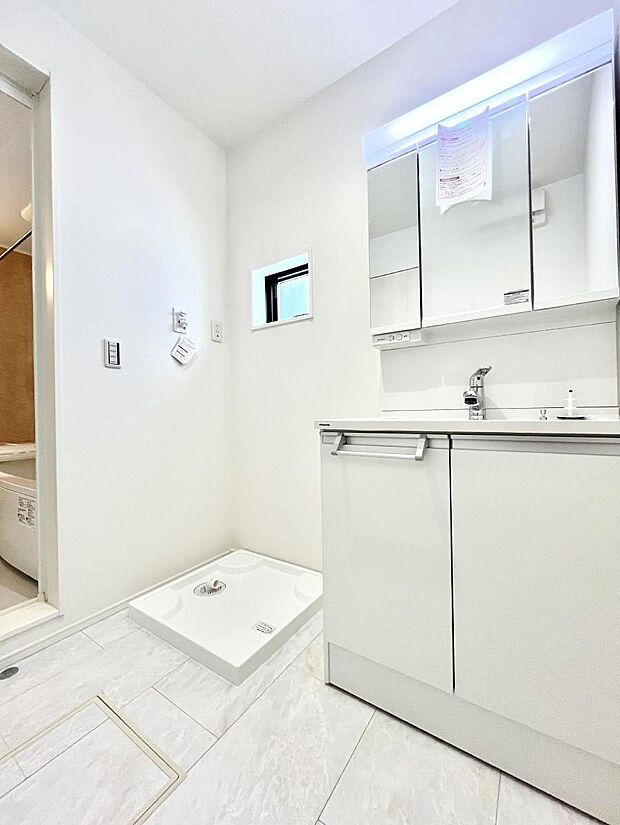 ◆1号棟◆清潔感のある快適空間です。毎日の身支度も気持ち良くお使い頂けます。 