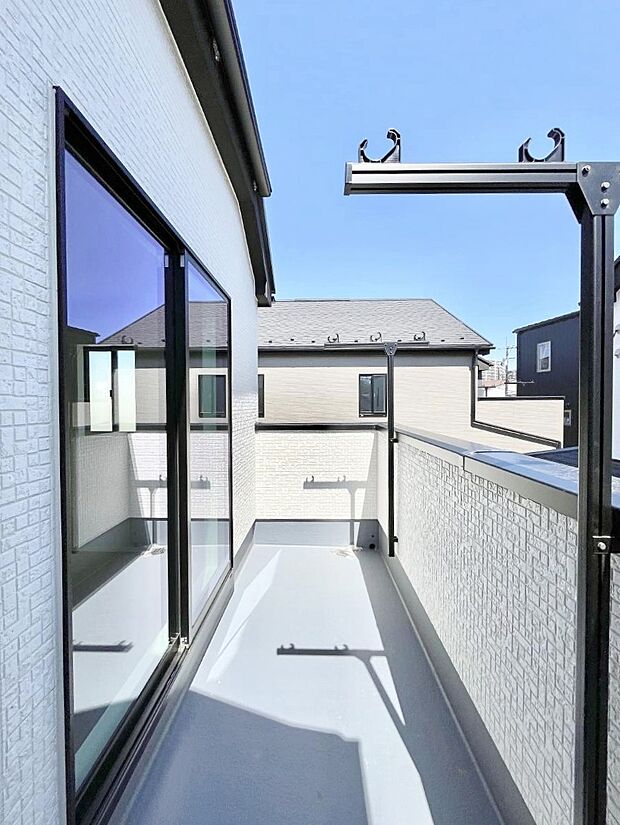 暖かな陽光が降り注ぐバルコニーはお洗濯におすすめ。爽やかな風も心地よいです。 