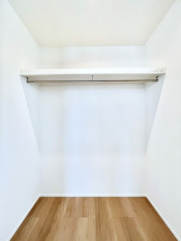 衣類をハンガーに掛けたまま収納できるWIC。衣類の整理整頓がしやすくて便利です！
