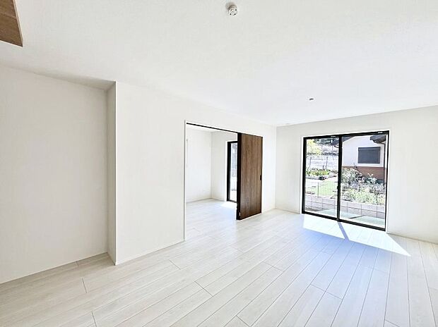 家族団らんの時間も増えそうなくつろぎのリビングダイニング。