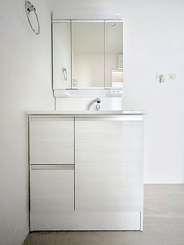 大きく見やすい三面鏡で清潔感ある洗面台は、身だしなみチェックや肌のお手入れにおすすめです。