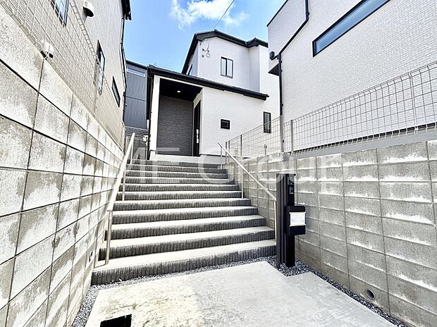 奥まった地形は、車道に面しておらず、静かでプライベート感を味わえる立地です。