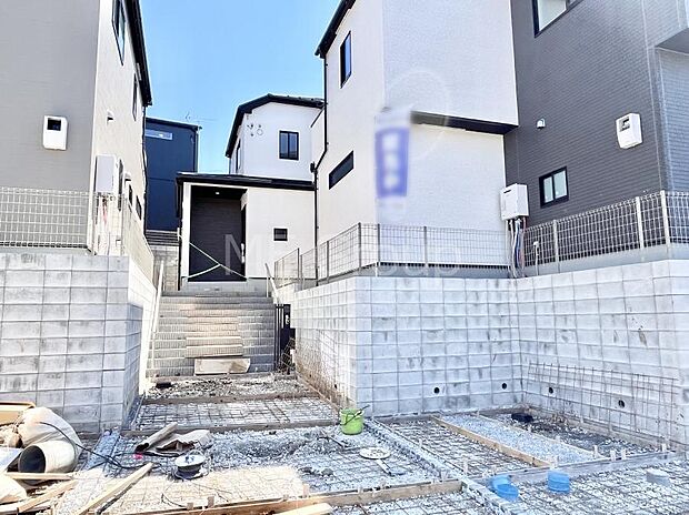 奥まった地形は、車道に面しておらず、静かでプライベート感を味わえる立地です。