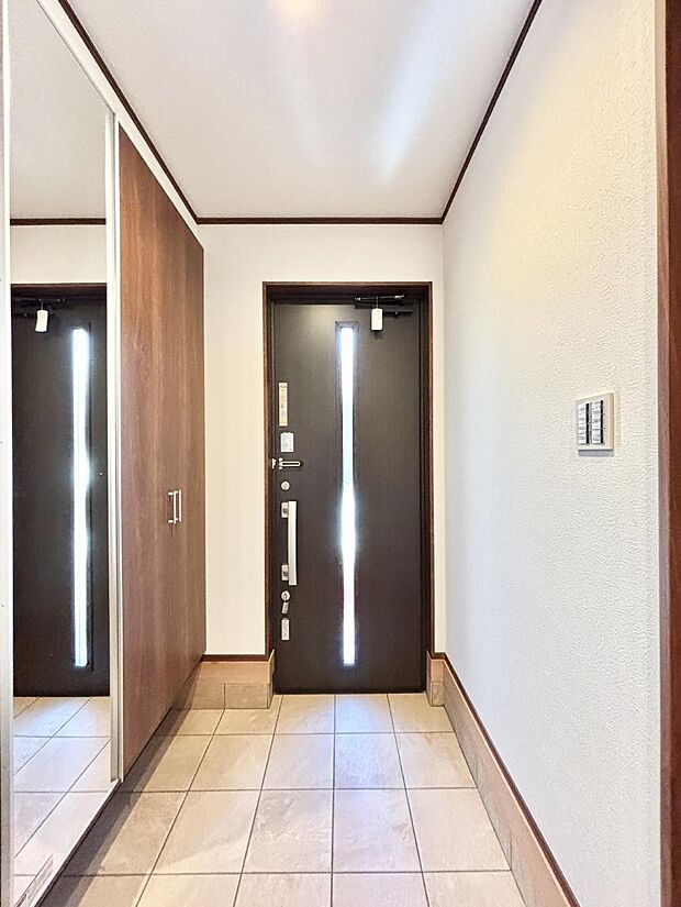 〜Entrance〜 下駄箱ミラー付なので、お出かけ前の身だしなみチェックに◎♪玄関はお客様をお出迎えする一番最初の場所、帰ってくる時に入る最初の場所。そんな場所だからこそ、より良い空間に…♪
