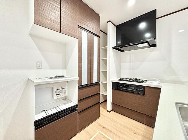 〜Kitchen〜 広くて使いやすいキッチンなら家族でいっしょに料理をつくったり、後片付けも手間なくできちゃいます♪収納もたっぷりあるので、いつもすっきりと清潔な印象を保てます。