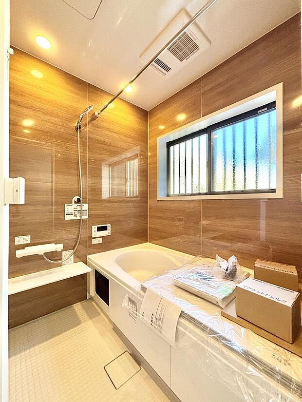 〜Bath Room〜 落ち着いた雰囲気の浴室で明日に向けてリフレッシュ。浴室乾燥機能も付いているので隣の洗濯機置き場で洗い上がった洗濯物を、雨の日も天気を気にせず乾燥させることも可能です。