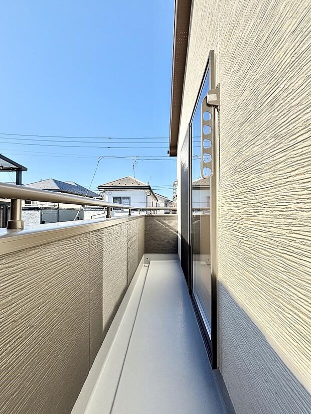 〜Balcony〜 南向きのバルコニーの前には雲以外に太陽を遮るものがありません。お洗濯物も乾きやすく、何より明るく気持ちのいい光が入ってきます。使いやすく開放的なバルコニーです♪