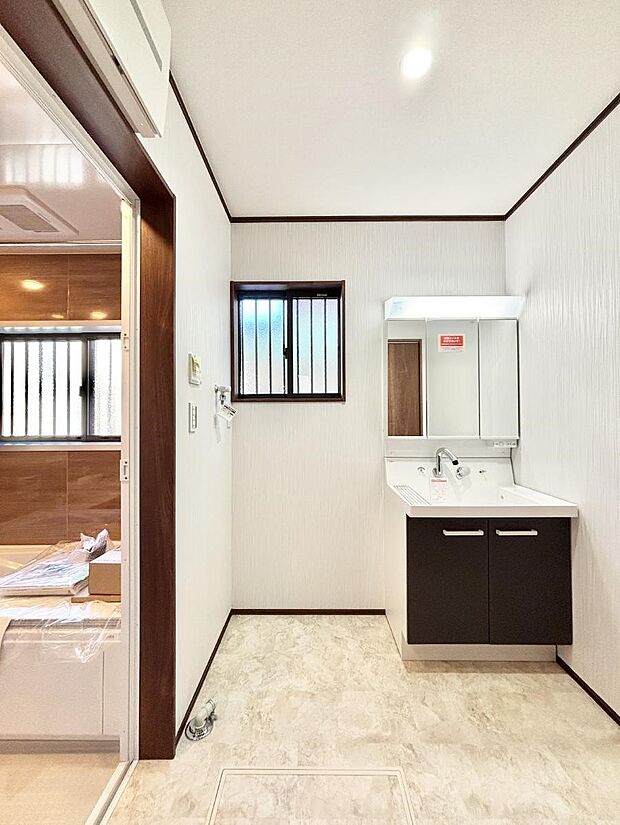 〜Dressing Room〜 暗くなりがちな洗面所も窓があると採光と換気が可能なので気持ちよくお使い頂けます。三面鏡タイプの洗面台は鏡裏収納で散らかりがちな洗面所もスッキリ♪