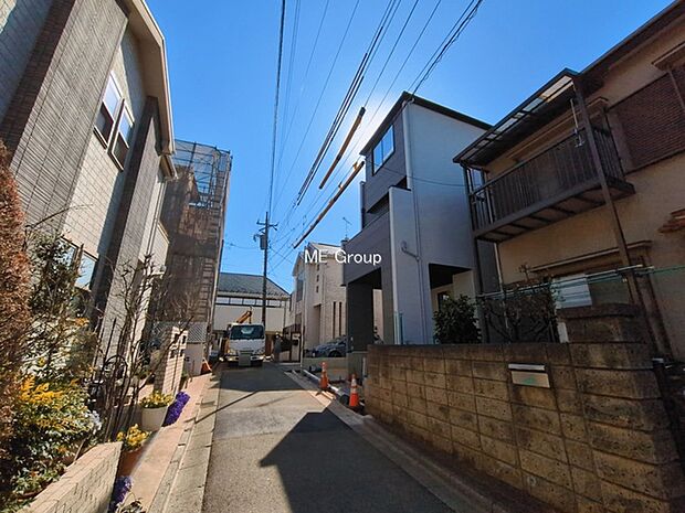 ~Exterior~ 前面道路:東 4m 私道 前面道路は閑静な住宅地をはしる車通りの少ない道路。駐車の出し入れもらくらくです!ご不明点・現地見学のご希望は、お気軽にお問い合わせください!