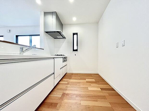 ◆No.5◆~Kitchen~ 自然光が入る窓のあるキッチン☆毎日使う場所だからこそ、使い勝手を考慮しました。ゆったりとしたキッチンコーナーは質感豊かな仕上がりとなっております。
