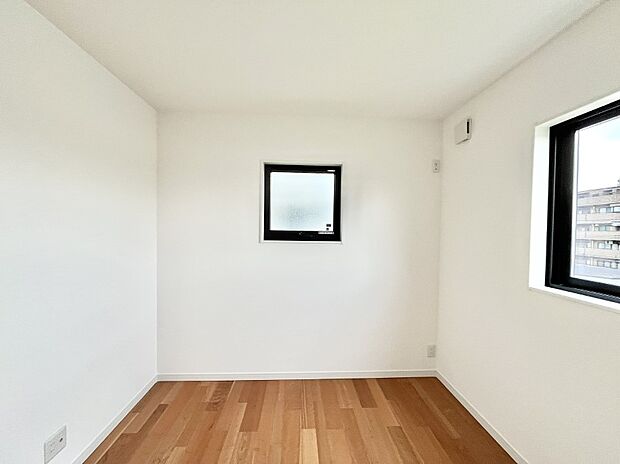 ◆No.5◆~Bed Room~ マンションと違い部屋数が多いのが戸建てのメリットです。ご家族が増えたことで手狭に感じていた住まいも戸建てでは各居室プライバシーを保つことができます。