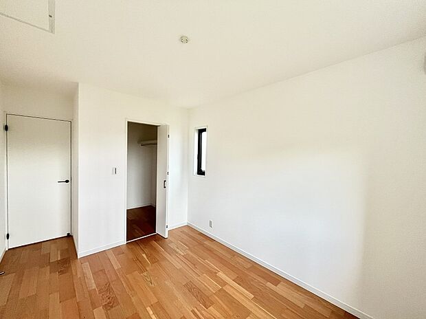 ◆No.5◆~Bed Room~ 子供部屋はお子様にとって大変重な役割があります。子供一人で過ごす空間を与えることで、宿題や勉強時間も自然と増えまた自ら部屋の片付けや掃除なども促すことに繋がります。