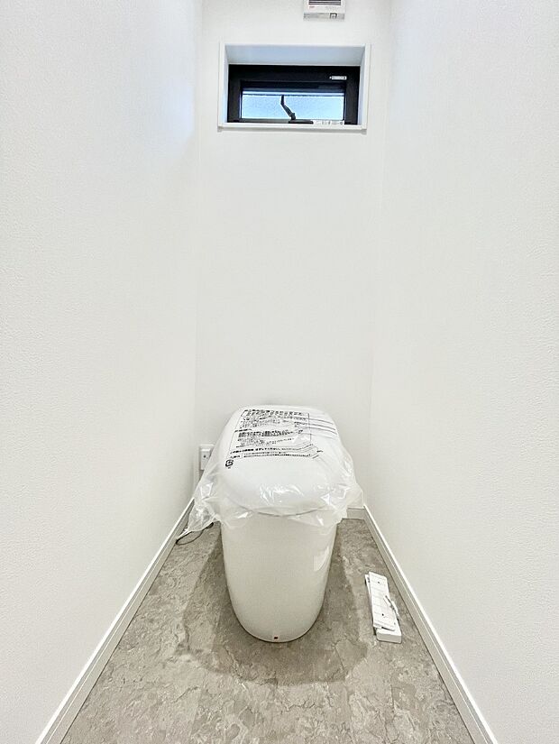 ◆No.5◆~Toilet~ 清潔感のある水回り♪トイレはウォシュレット付きです◎トイレは毎日使わざるを得ないもの。いつも清潔を保ちたいですね。トイレが2ヶ所あるので朝の混雑時に便利です!