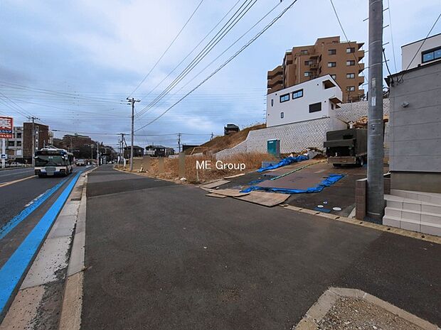 ~Exterior~ 前面道路:西 18.7m 公道 前面道路は閑静な住宅地をはしる車通りの少ない道路。駐車の出し入れもらくらくです!ご不明点・現地見学のご希望は、お気軽にお問い合わせください!
