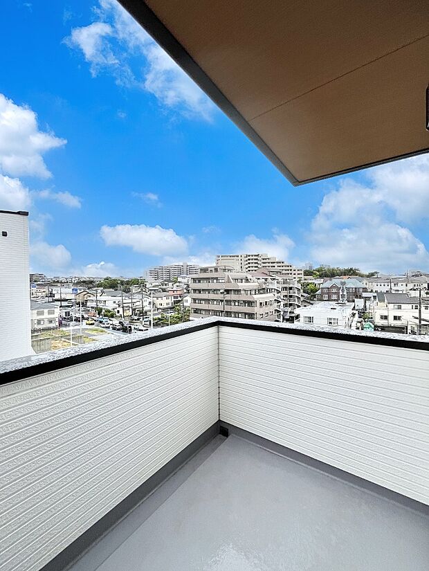 ◆No.5◆~Balcony~ 大きな空に囲まれた気持ちのいい家。 バルコニーを覗くだけで圧倒的な開放感に包まれます。 バルコニーは陽がさしこみお布団や洗濯物を気持ちよく干すことができます。