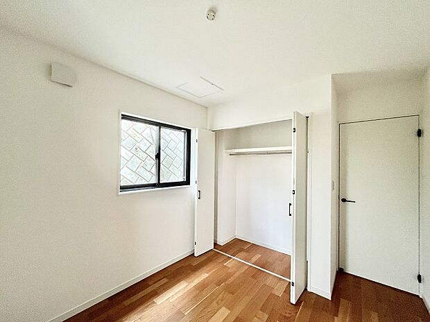 ◆No.5◆～Bed Room～  全居室には収納クローゼットを完備！普段使いのお洋服や小物はもちろん、季節物のお洋服などもしっかりと整理整頓おしまい頂けます。  居室空間を広く使用できますね。