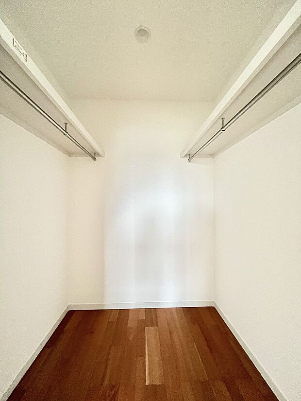 ◆No.5◆～Walk-in Closet～　たくさんの洋服をかけてもシワになりにくいウォークインクローゼット。洋服以外にも、普段使わない家電やスーツケース、ストック品など何でも片付く嬉しい空間です。