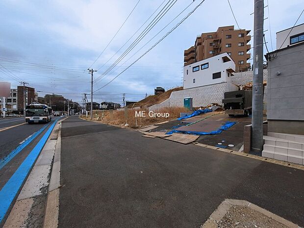 ~Exterior~ 前面道路:西 18.7m 公道 前面道路は閑静な住宅地をはしる車通りの少ない道路。駐車の出し入れもらくらくです!ご不明点・現地見学のご希望は、お気軽にお問い合わせください!