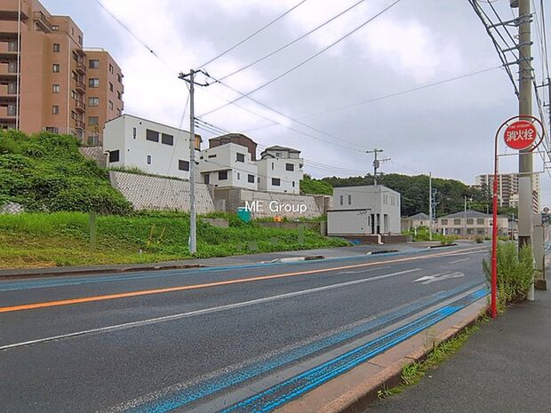 ~Exterior~ 前面道路:西 18.7m 公道 前面道路は閑静な住宅地をはしる車通りの少ない道路。駐車の出し入れもらくらくです!ご不明点・現地見学のご希望は、お気軽にお問い合わせください!