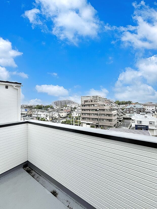 ゆったりバルコニーだから沢山お洗濯ものを干せます。