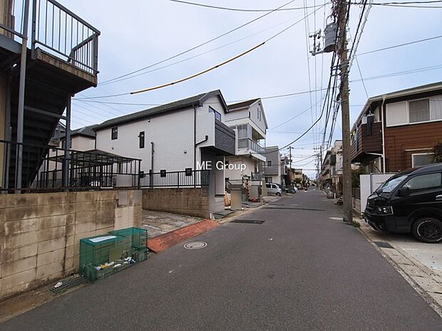 ~Exterior~ 前面道路:北西 6.03m 公道 前面道路は閑静な住宅地をはしる車通りの少ない道路。駐車の出し入れもらくらくです!ご不明点・現地見学のご希望は、お気軽にお問い合わせください!