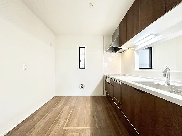 〜Kitchen〜 自然光が入る窓のあるキッチン☆毎日使う場所だからこそ、使い勝手を考慮しました。ゆったりとしたキッチンコーナーは質感豊かな仕上がりとなっております。