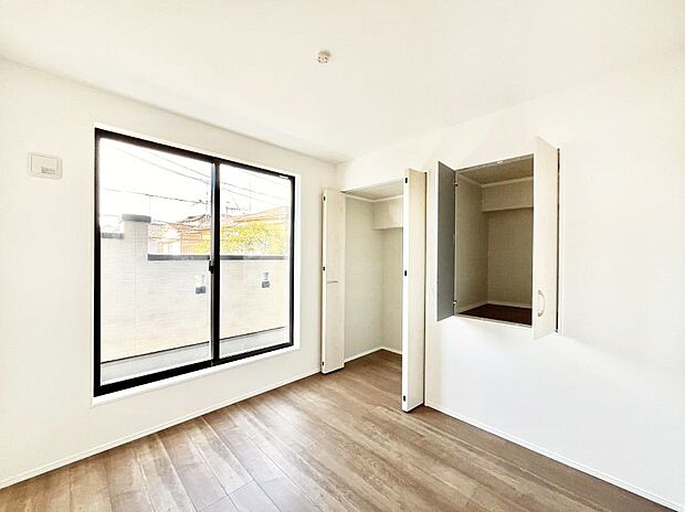 〜Bed Room〜 バルコニーからの明るい日差しが差し込みます。日照に恵まれたお部屋。柔らかい自然光で朝目覚める暮らしが送れるだろう。また、機能的な収納を配置して、片付いた空間も実現出来そう。