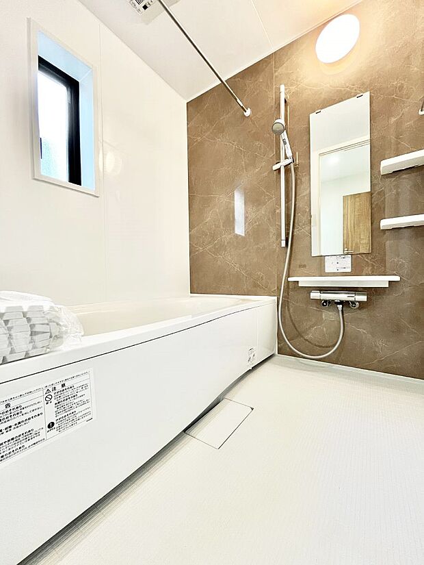 〜Bath Room〜 落ち着いた雰囲気の浴室で明日に向けてリフレッシュ。浴室乾燥機能も付いているので隣の洗濯機置き場で洗い上がった洗濯物を、雨の日も天気を気にせず乾燥させることも可能です。