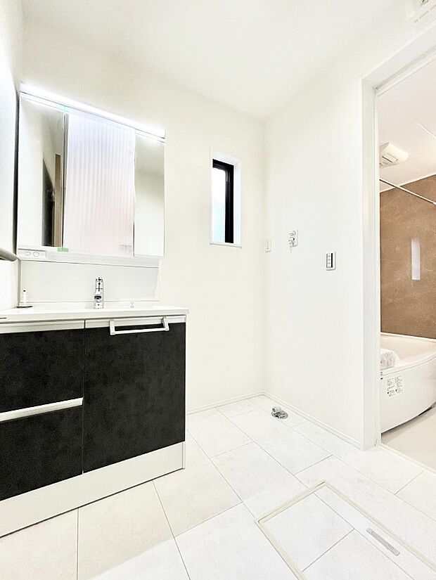 〜Dressing Room〜 暗くなりがちな洗面所も窓があると採光と換気が可能なので気持ちよくお使い頂けます。三面鏡タイプの洗面台は鏡裏収納で散らかりがちな洗面所もスッキリ♪