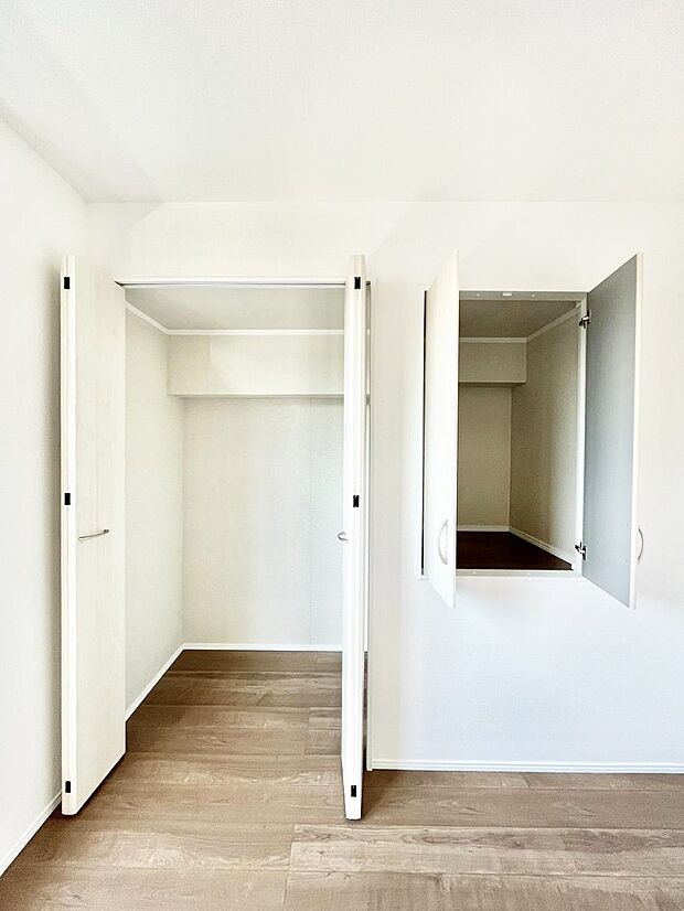 〜Closet〜 壁面クローゼットがあればタンスを置く必要がなく、出っ張りのないスッキリ空間を維持できます。限られたスペースを有効に活用できそう。季節の衣類や趣味の品などたっぷり収納出来ますね♪