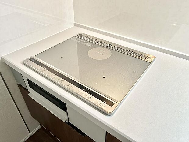 IHクッキングヒーターは天板の調理面がフラットなので調理後はサッと一拭きするだけ！