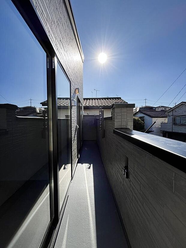 〜Balcony〜 大きな空に囲まれた気持ちのいい家。 バルコニーを覗くだけで圧倒的な開放感に包まれます。 バルコニーは陽がさしこみお布団や洗濯物を気持ちよく干すことができます。