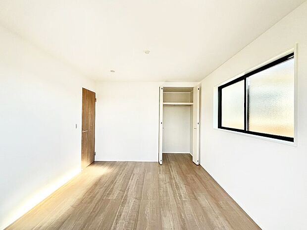 〜Bed Room〜全居室には収納クローゼットを完備!普段使いのお洋服や小物はもちろん、季節物のお洋服などもしっかりと整理整頓おしまい頂けます。 居室空間を広く使用できますね。
