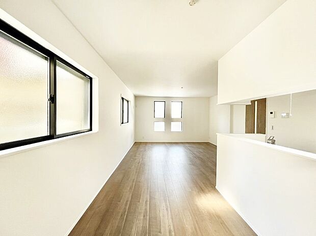 〜Living〜　豊かな陽光がこの場所を照らしだす。光溢れるこの空間はみんなの笑顔が集う場所、時を忘れ、つきることのないたわいもない会話を楽しむ時間、たくさんの思いが綴られる場所。